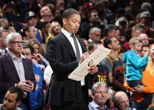  狼堡主帅突遭解职，助教暂代引发动荡  