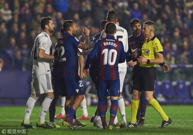  法甲纪律委员会重罚，球员暴力行为遭禁赛  